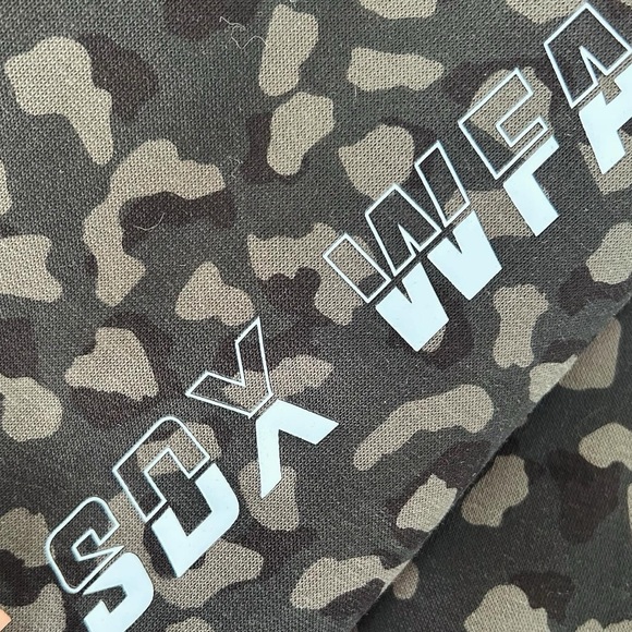 White Fox X Sarah’s Day active wear sweater - Picture 2 of 3